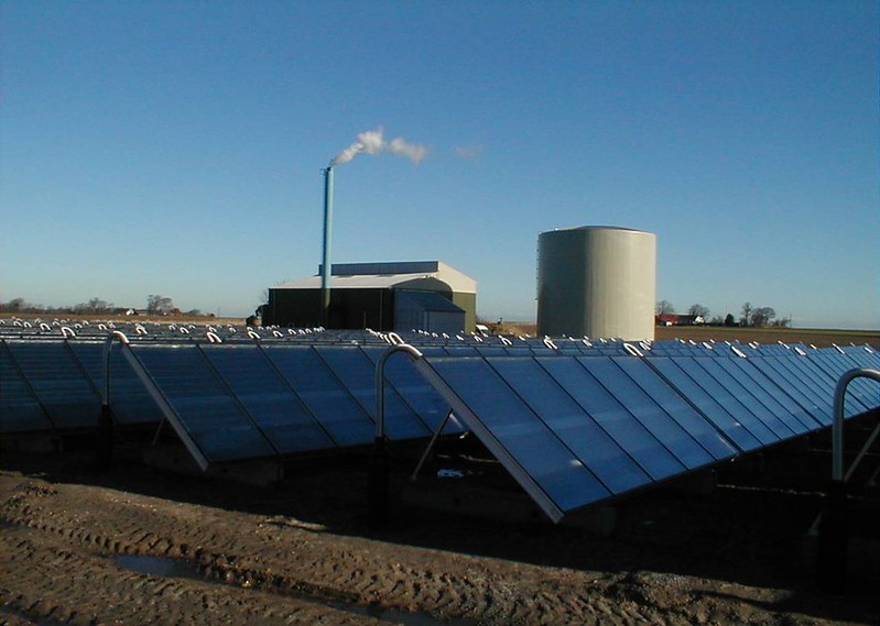 Recinto con la instalación de paneles solares en Samsø